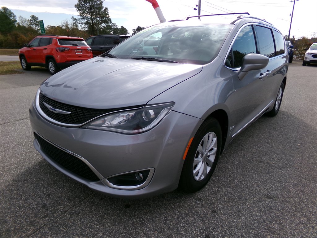 2019 Chrysler Pacifica Touring L's photo