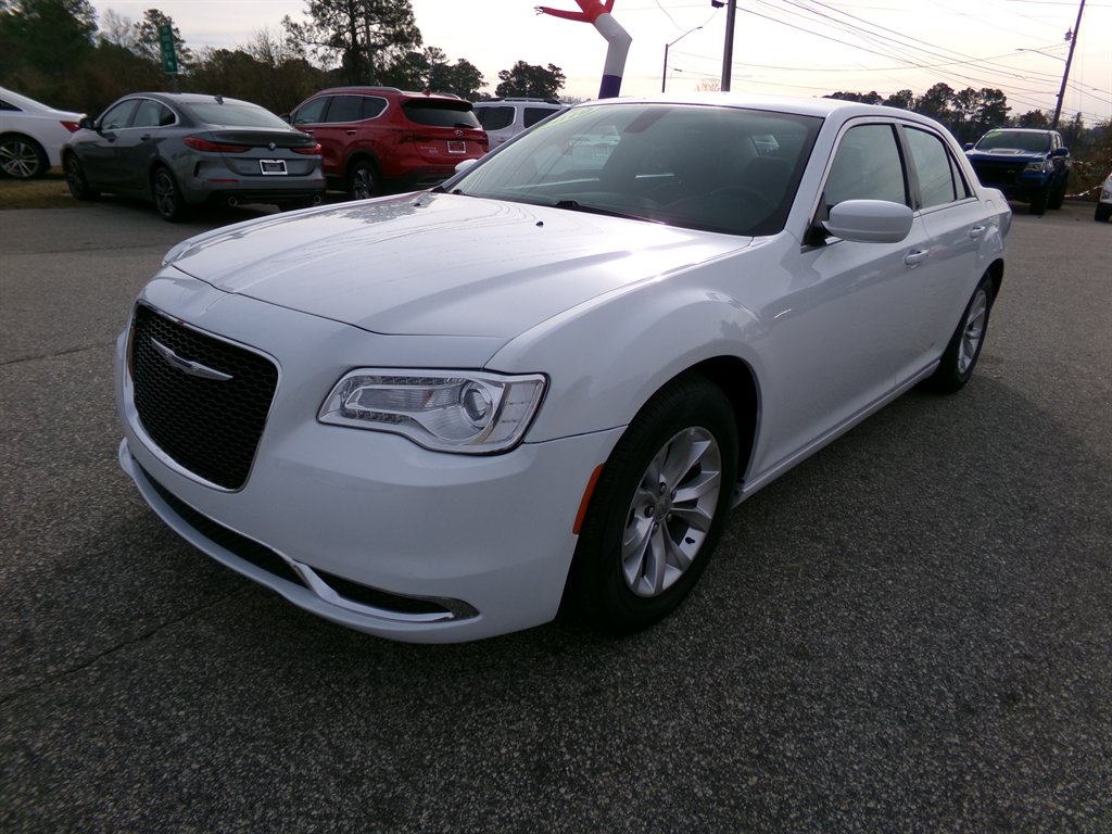 2019 Chrysler 300 Touring's photo