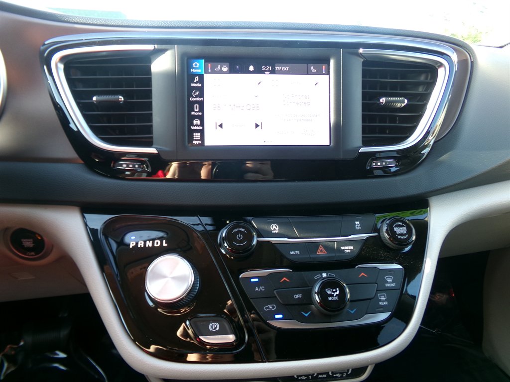 2022 Chrysler Voyager LX - Photo 35