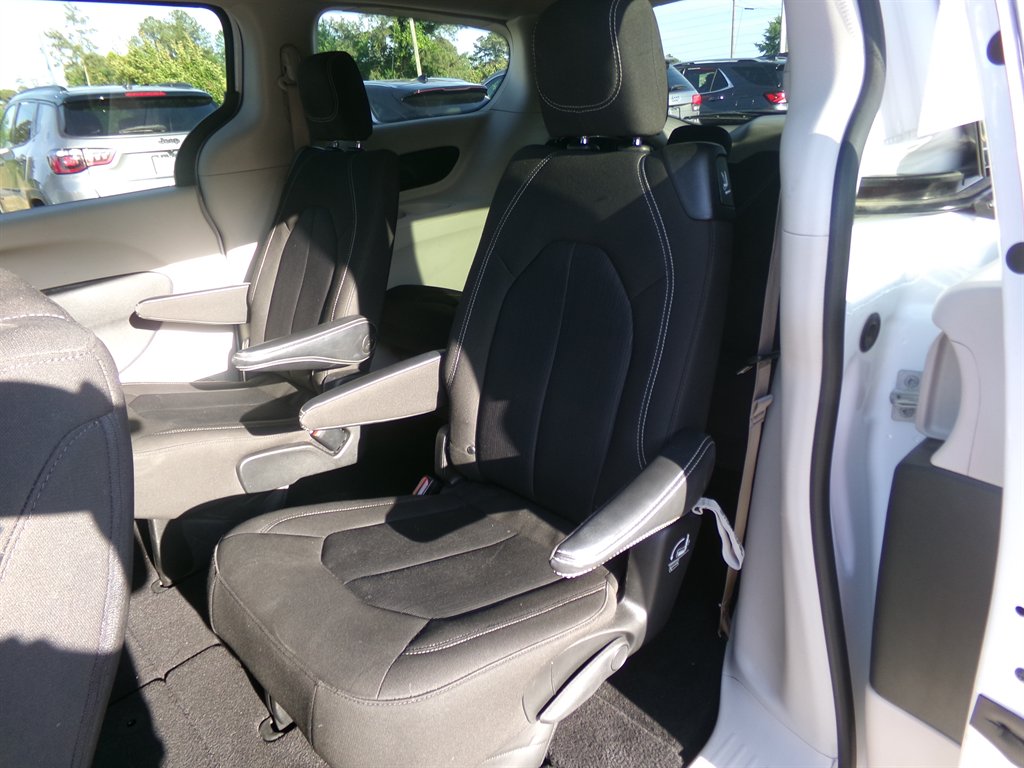 2022 Chrysler Voyager LX - Photo 21