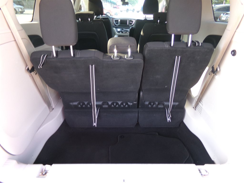 2022 Chrysler Voyager LX - Photo 11