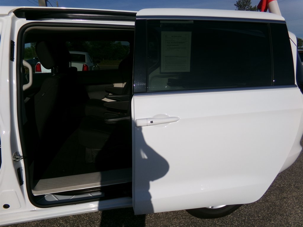 2022 Chrysler Voyager LX - Photo 10