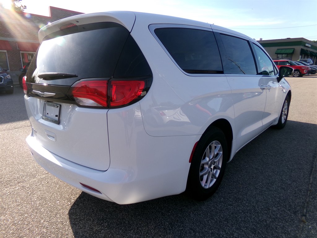 2022 Chrysler Voyager LX - Photo 7