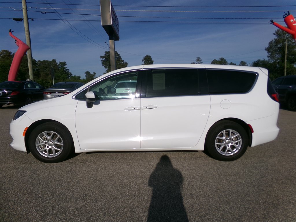 2022 Chrysler Voyager LX - Photo 8