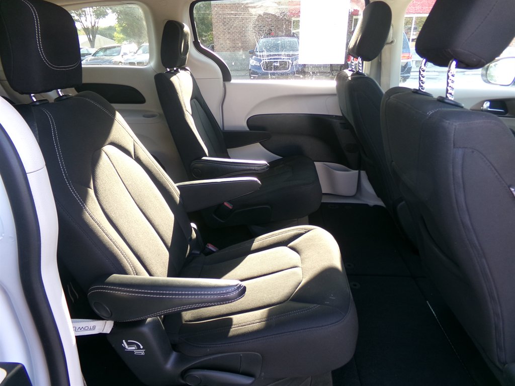 2022 Chrysler Voyager LX - Photo 25