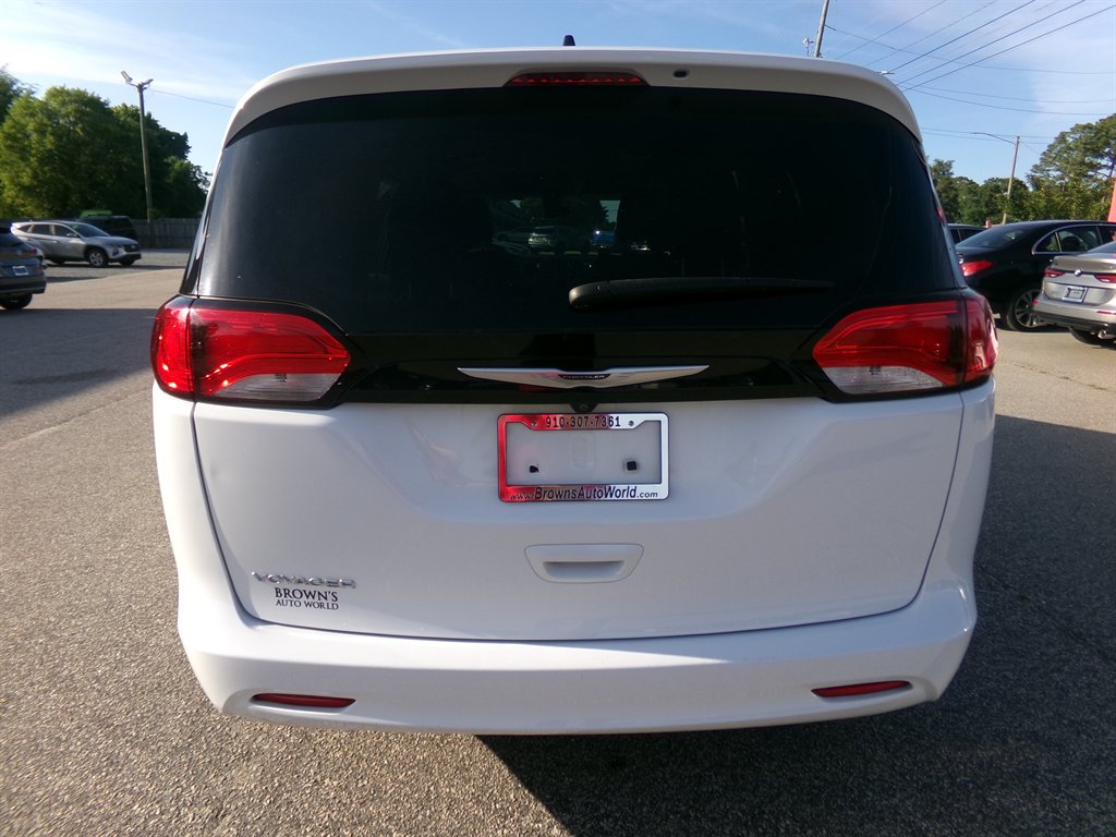 2022 Chrysler Voyager LX - Photo 6