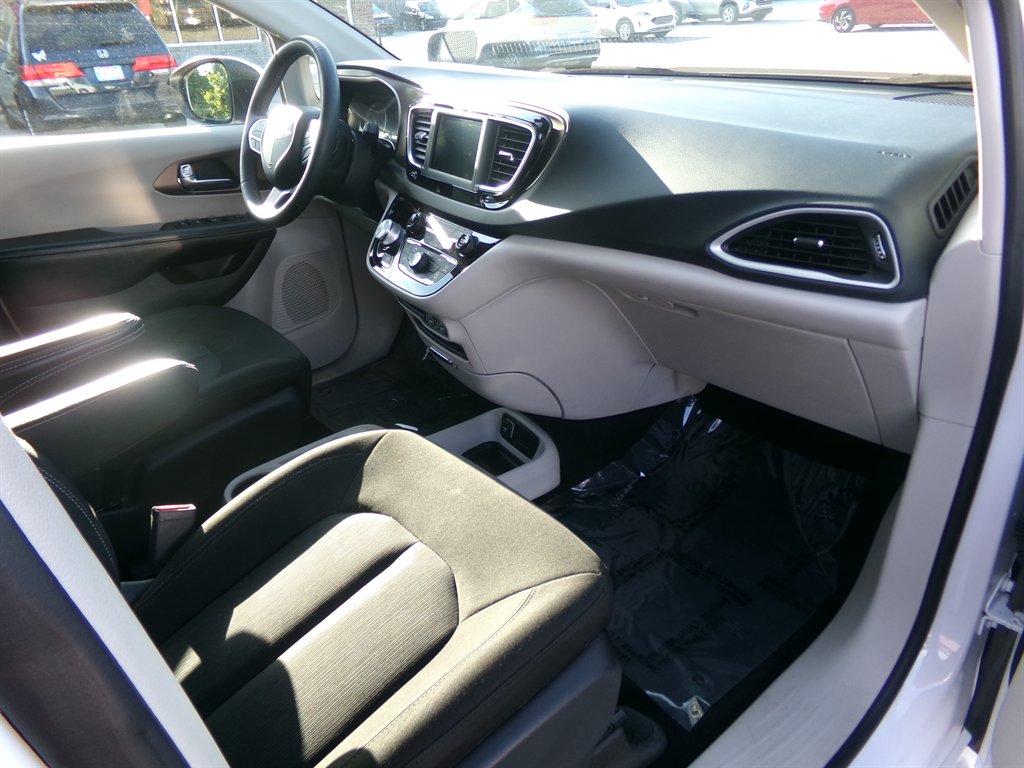 2022 Chrysler Voyager LX - Photo 18