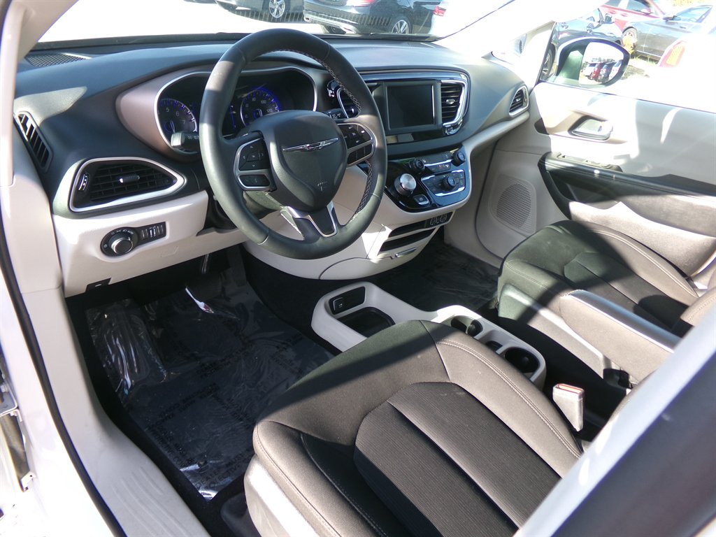 2022 Chrysler Voyager LX - Photo 15