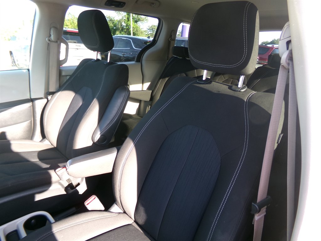 2022 Chrysler Voyager LX - Photo 17
