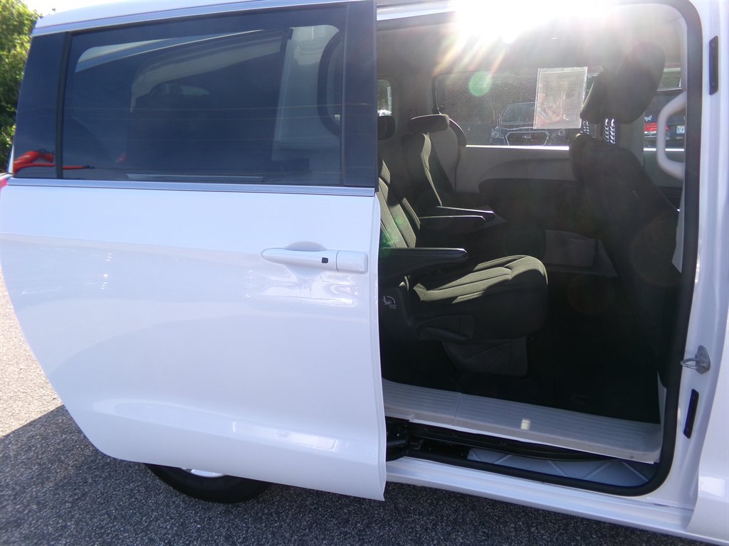 2022 Chrysler Voyager LX - Photo 13