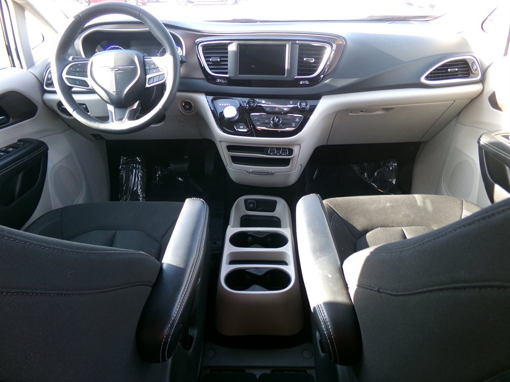 2022 Chrysler Voyager LX - Photo 28
