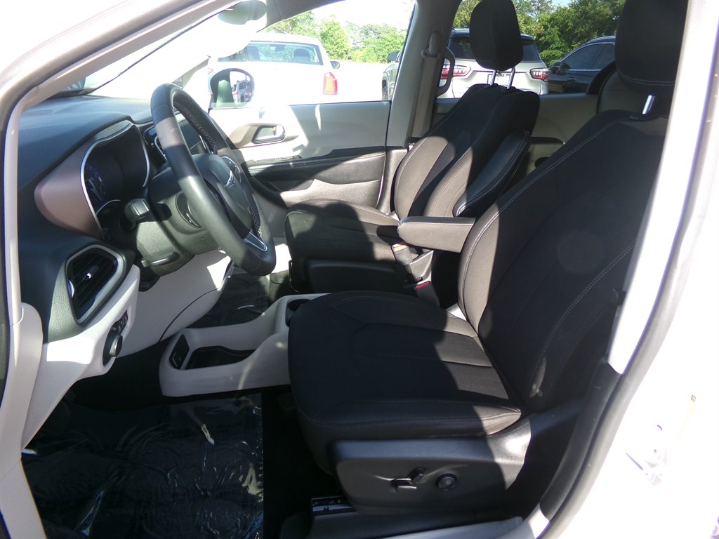 2022 Chrysler Voyager LX - Photo 16
