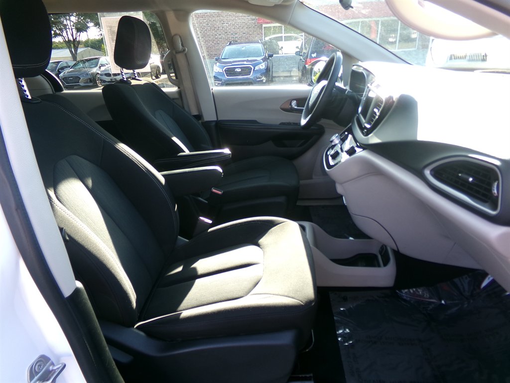 2022 Chrysler Voyager LX - Photo 19