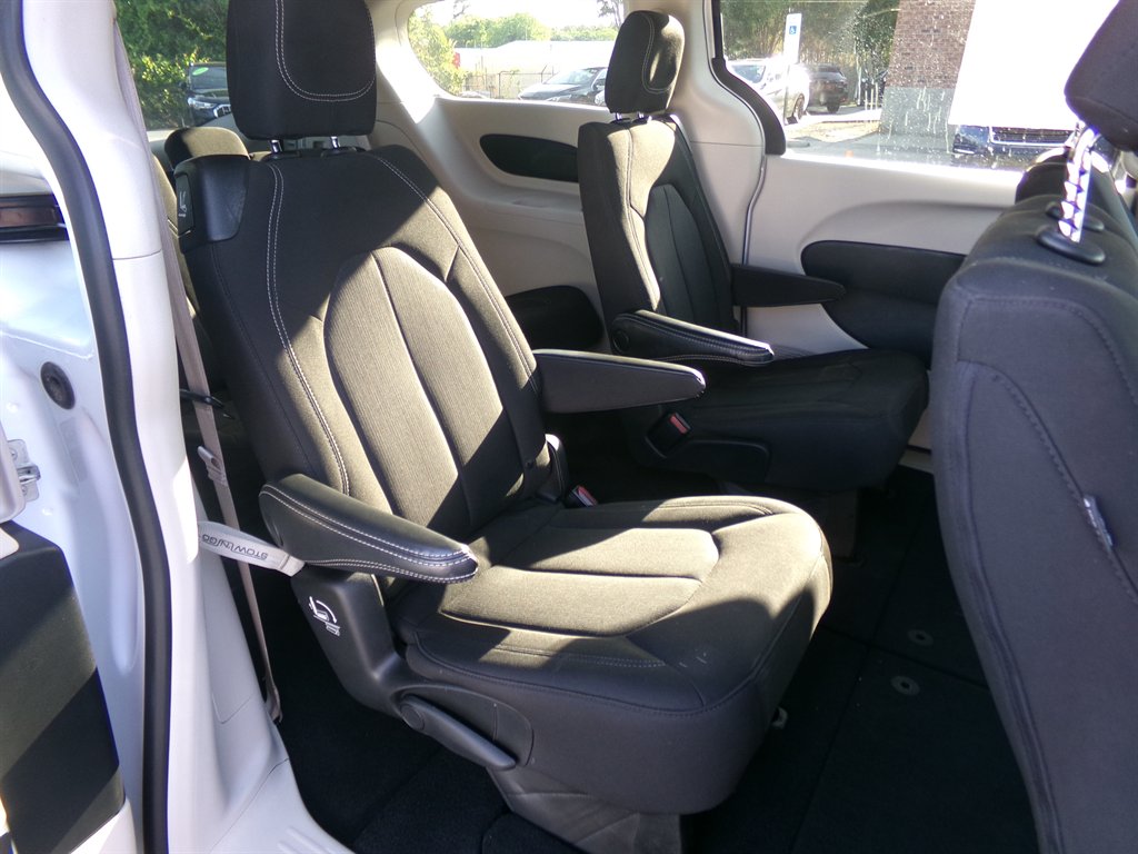 2022 Chrysler Voyager LX - Photo 24