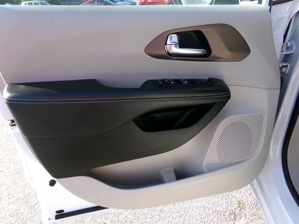 2022 Chrysler Voyager LX - Photo 9