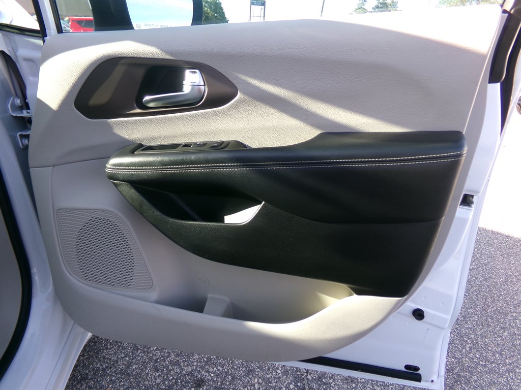 2022 Chrysler Voyager LX - Photo 14