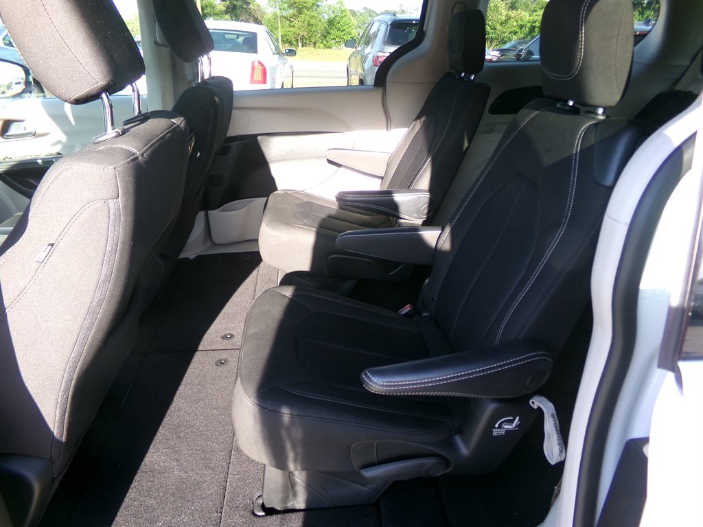 2022 Chrysler Voyager LX - Photo 22